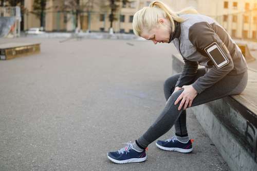 woman notice injury and stops running